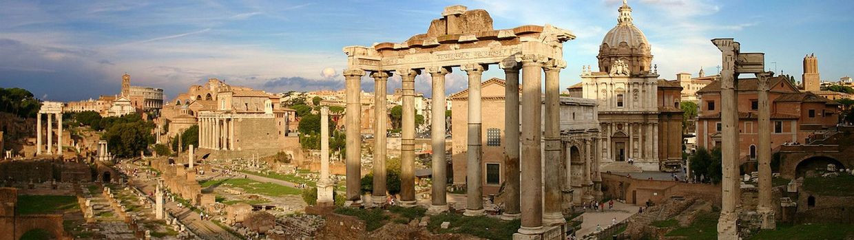 "Руины замка в природном пейзаже с видом на городскую архитектуру и природу"