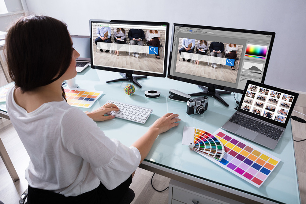 Мебель для офиса: стол с компьютером, клавиатурой, ноутбуком и монитором, человек.