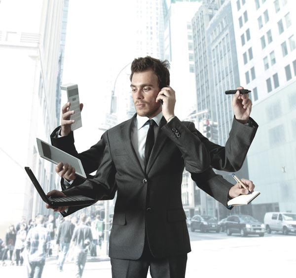 Мужчина в классическом пиджаке с выразительным лицом и прической.