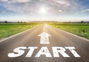 Дорога в горизонте с небом и небольшими самолетами на аэродроме.