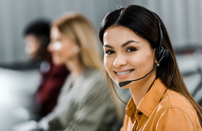 Голова счастливого человека с улыбающимся лицом.