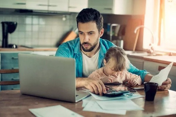 Человек, женщина с ребенком за ноутбуком. Девочка и взрослый. Фото лица.