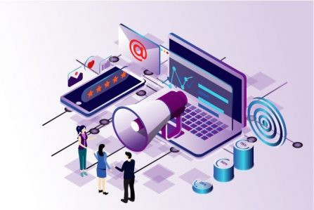 Человек использует компьютер для работы с диаграммой CAD и электроникой в лаборатории.