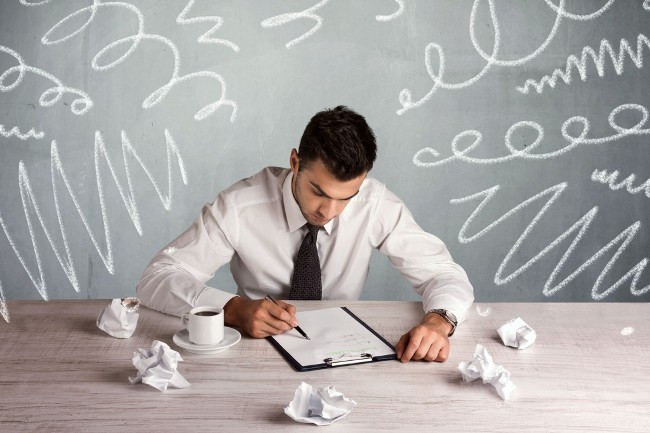 "Мужчина с чашкой кофе у доски, пишет записи, взрослый, лицо, голова."