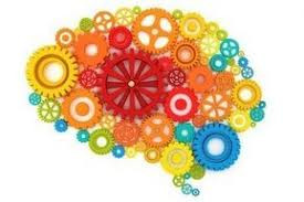 Аксессуары с узорами и графикой, включая люстру и лампу, художественное произведение.