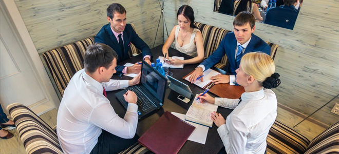 Женщина взаимодействует с ноутбуком в процессе рабочего общения на компьютере.