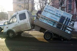 Транспорт: грузовая машина - фургон для перевозки.