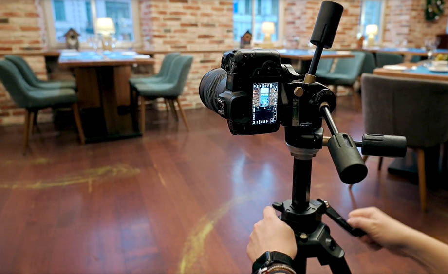 Фотокамера на штативе с электроникой для видеосъемки - продвижение в фотографии.