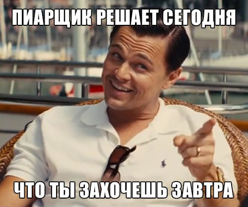 Женщина в галстуке счастливо улыбается, держа палец у головы.