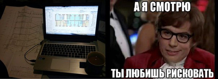 Человек с очками работает за ноутбуком, на столе стоит чашка.