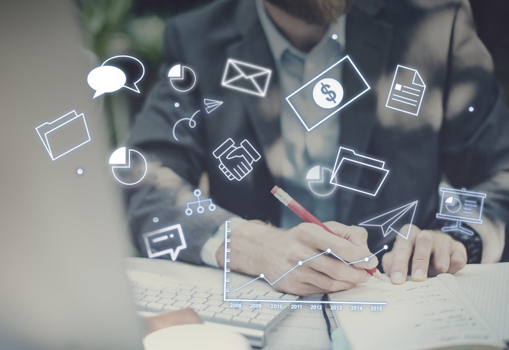 Мужчина в возрасте пишет текст: взрослый, мужчина, персона, пишущий.