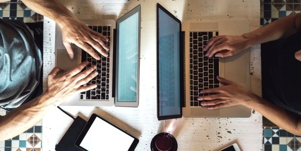 Мужчина сидит за ноутбуком, пишет на клавиатуре. Электроника, компьютер, взрослый.