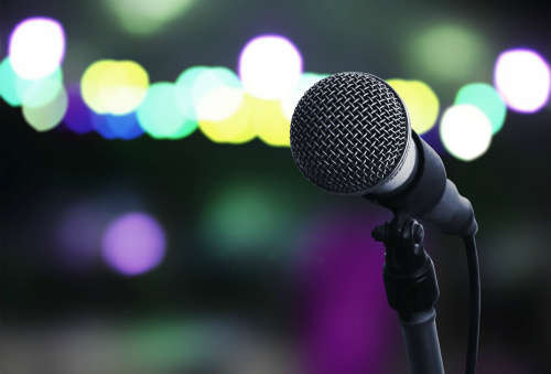 Электрическое устройство - микрофон для выступления солистом на сцене.