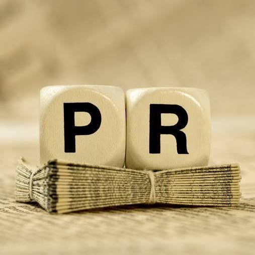 Играющие дети на корте: веселая игра в баскетбол.