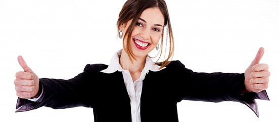 Фотография человека с поднятым большим пальцем вверх, в длинном рукаве.