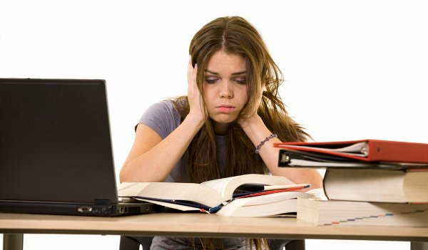 Человек с грустным лицом читает на ноутбуке на ПК (Person with a sad face reading on laptop on PC)