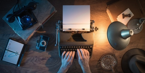 Мебель для офиса: стол с компьютером, ноутбук, ПК, телефон и человек.