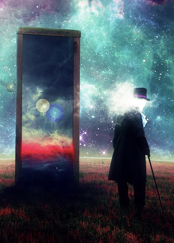 Женщина в пальто на ночном фоне современного искусства, стоя на траве.