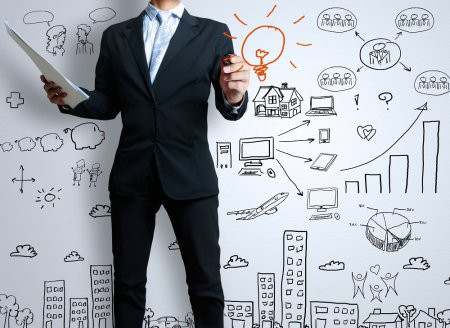 Белая доска с одеждой для мужчин: формальный костюм, пиджак, пальто.