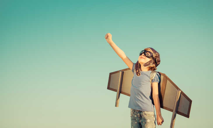 Голова счастливого и триумфального человека на селфи: лицо радости и удовлетворения.