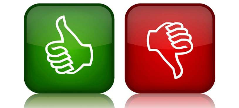 Человеческая рука, держащая бутерброд с кетчупом, на фоне света.