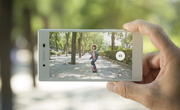 Фотография человека с мобильным телефоном, компьютером и планшетом. Техника и электроника.