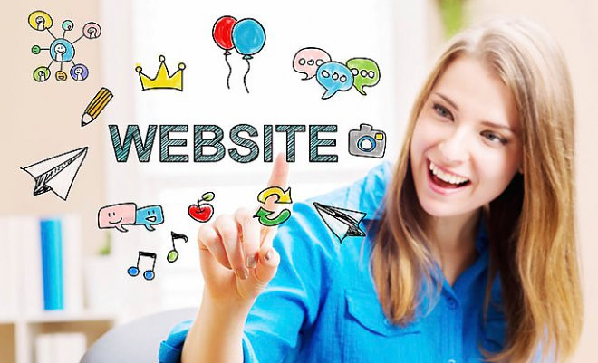 Фотография счастливой блондинки с улыбкой, портрет лица.