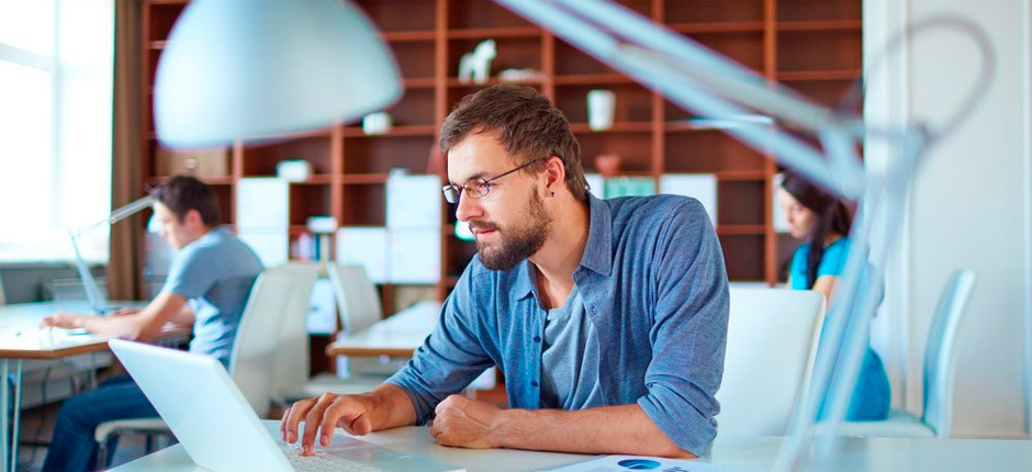 Взрослый мужчина-подросток с выразительным лицом в крупном плане.