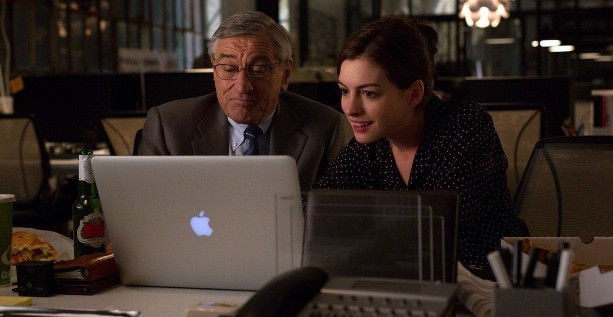 Компьютер на столе с женщиной и мужчиной - взрослые, мужчина и женщина, ноутбук.