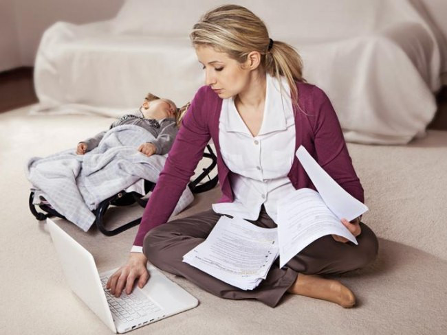 Человек сидит на скамейке среди других людей.