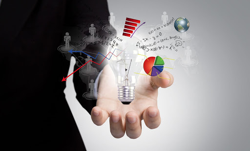 Свет от лампочки, рука человека с вытянутым указательным пальцем.