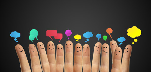 Человек держит в руке палец, на фоне других пальцев.