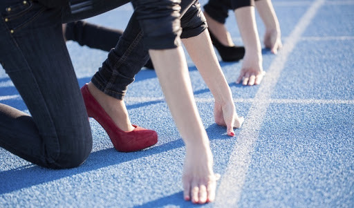 Босиком идущий человек в одежде и обуви: высокие каблуки, обувь для ходьбы.