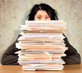 Человек читает текст, склонив голову внимательно.