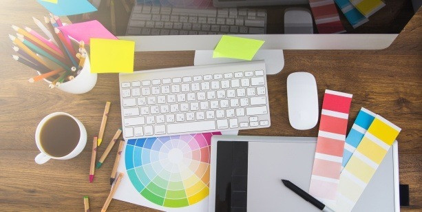 Мебель на рабочем столе с компьютером, клавиатурой, мышью, чашкой. Компьютерная техника и электроника.