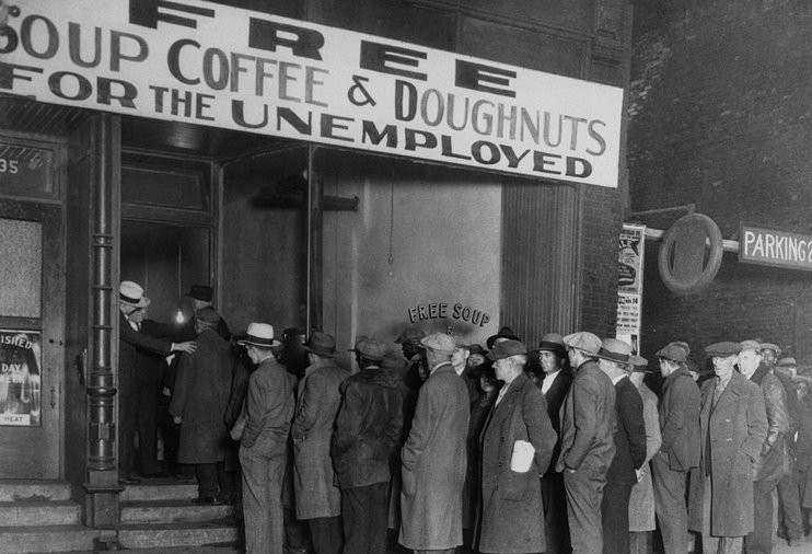 Женщина в свадебном платье с пальто и шляпой, взрослая невеста в одежде.