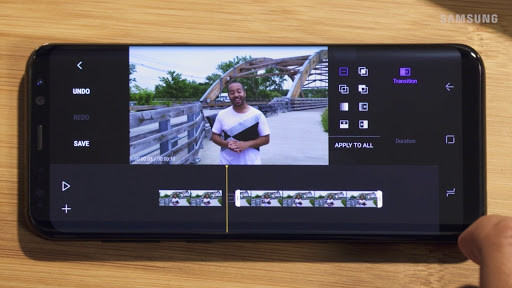 Электроника: мужчина-взрослый с мобильным телефоном и компьютером.