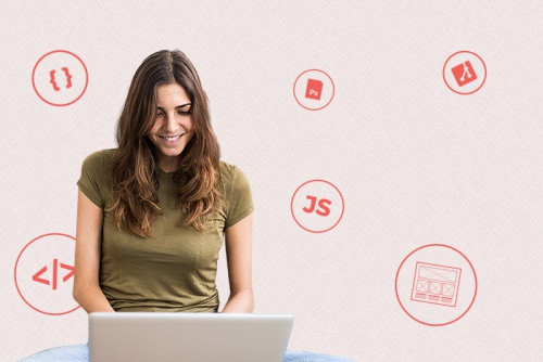 Женщина смотрит на компьютер, ноутбук, электронику - взрослое лицо женщины.