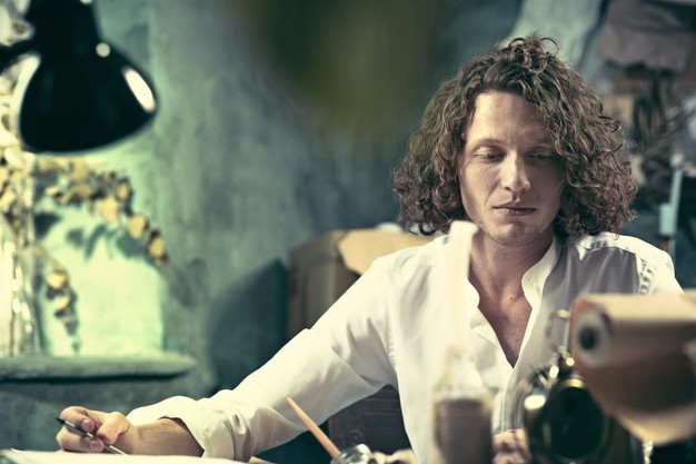 Фотопортрет взрослой женщины с кудрявыми волосами в студийной съемке.