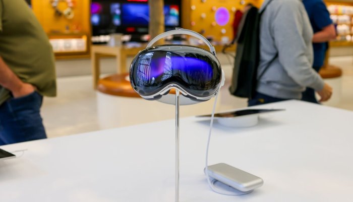 Apple Shifts Focus: Vision Pro Successor Delayed as Smart Glasses Take Priority