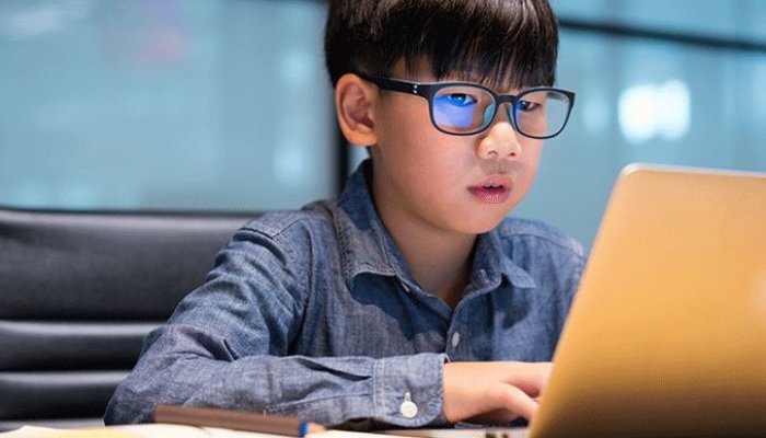 How Blue Light Blocking Technology Helps Online Learning