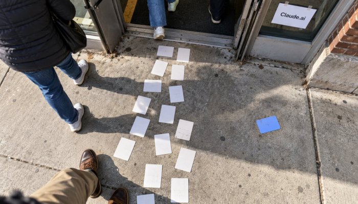 Claude מתכונן לבחירות — רק 0.002% מהשיחות הפרו את הכללים