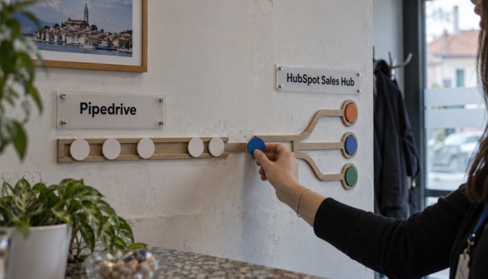 HubSpot ili Pipedrive: jeftiniji CRM poskupi kad prodaja traži automatizaciju