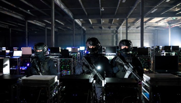 Два преступных синдиката подделывали серийные номера ноутбуков и похитили у маркетплейса более 27 миллионов юаней