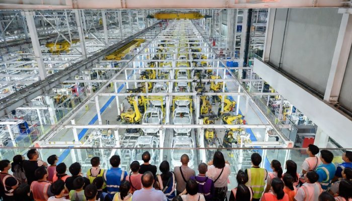 Конвейер вместо каруселей: Почему китайские дети променяли Диснейленд на заводы