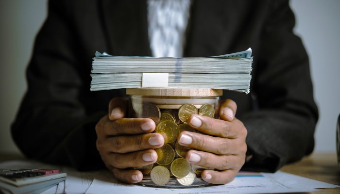 Lessons From the Rich and Famous – Manage Your Money to Avoid Going Into Debt
