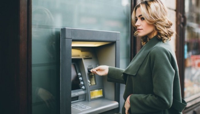 Как россиянину расплачиваться за рубежом, если карты Visa и Mastercard больше не работают