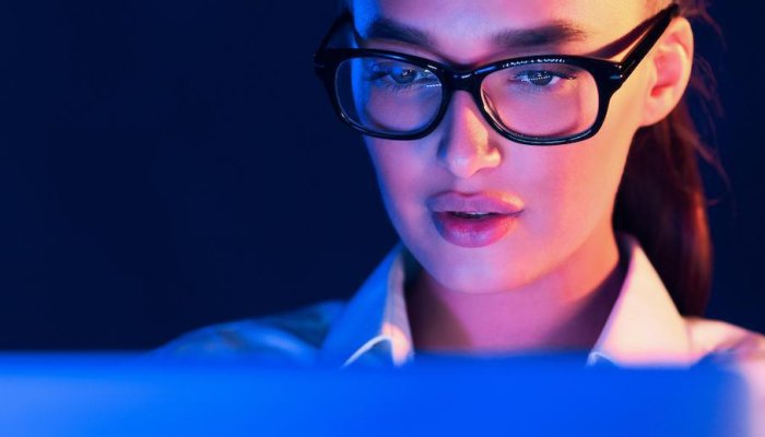 5 Benefits of Wearing Blue Light Blocking Glasses