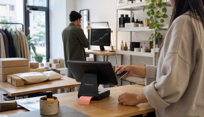 Shopify के शेयर 15% चढ़े—मजबूत बिक्री के पीछे AI कितना जिम्मेदार