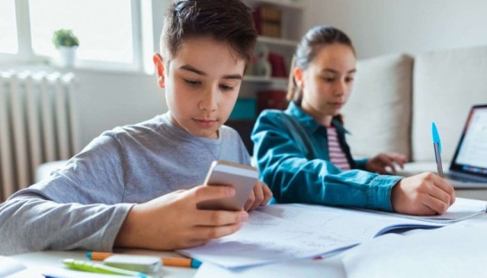 Why Social Media and Smartphones should be Allowed in School